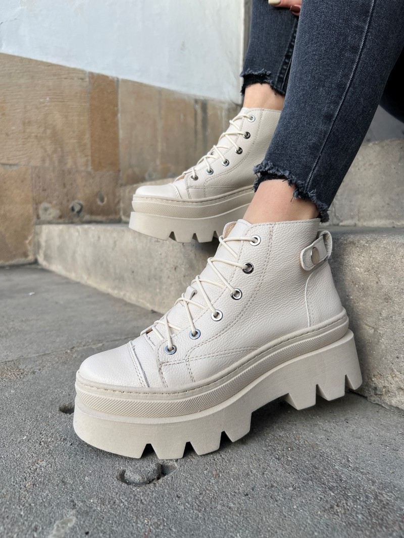 trapery na koturnie, trapery na platformie, beżowe trapery, rapery skórzane, traperki