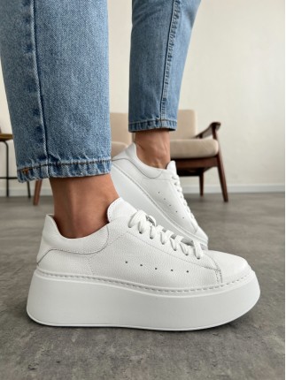 białe sneakersy damskie na grubszej podeszwie