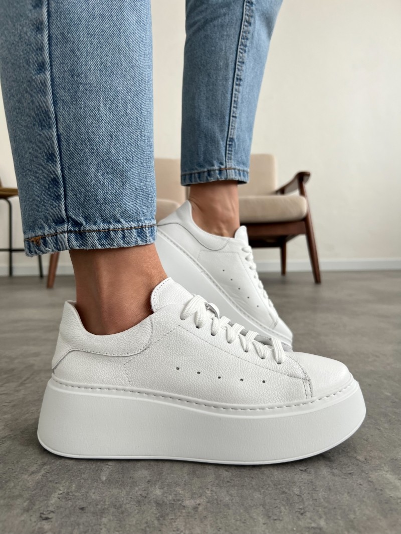 białe sneakersy damskie na grubszej podeszwie