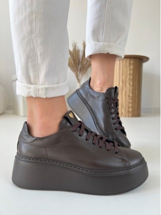 Czekoladowe sneakersy damskie na wyższej podeszwie evett