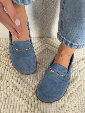 Niebieskie zamszowe mokasyny damskie Evett Florence z złotą klamrą, widok z góry na nodze modelki w jeansach, na jasnym dywanie