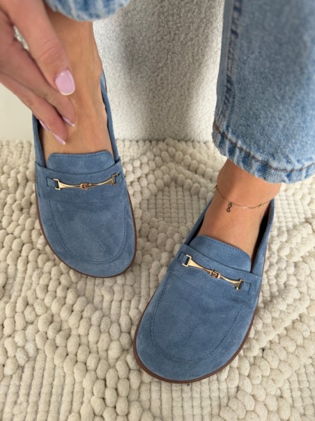 Niebieskie zamszowe mokasyny damskie Evett Florence z złotą klamrą, widok z góry na nodze modelki w jeansach, na jasnym dywanie