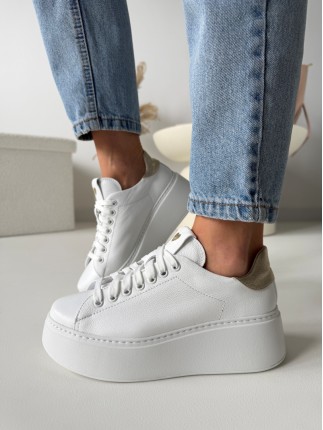 Skórzane sneakersy damskie na platformie Evett Raffel biało-złote, polska produkcja, widok z boku