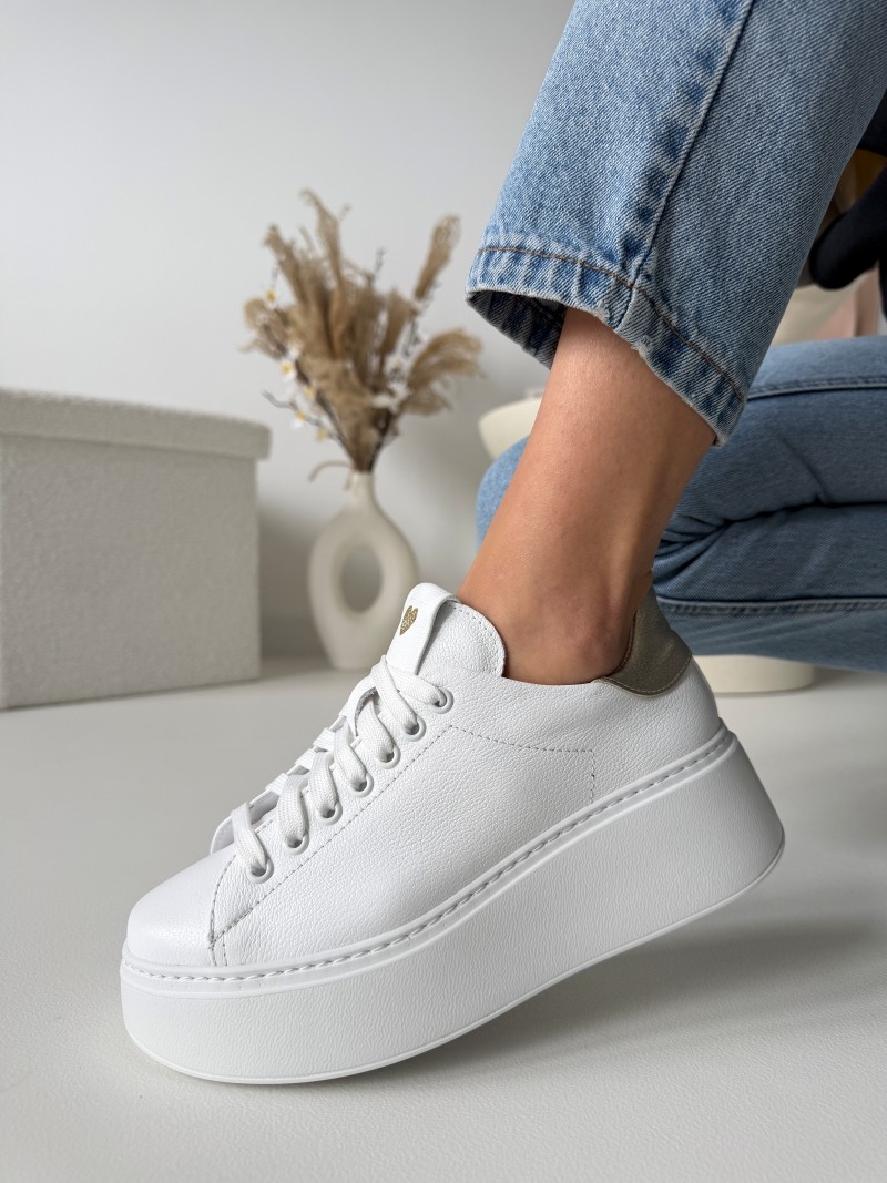 Lekkie sneakersy na wyższej podeszwie Evett Raffel biało - złote, polska produkcja, skóra naturalna