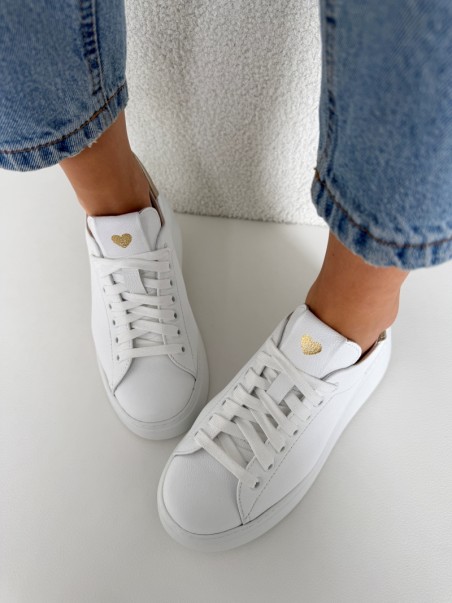 Sneakersy na platformie Evett Raffel biało-złote, widok z góry, detale, skóra naturalna, polska produkcja