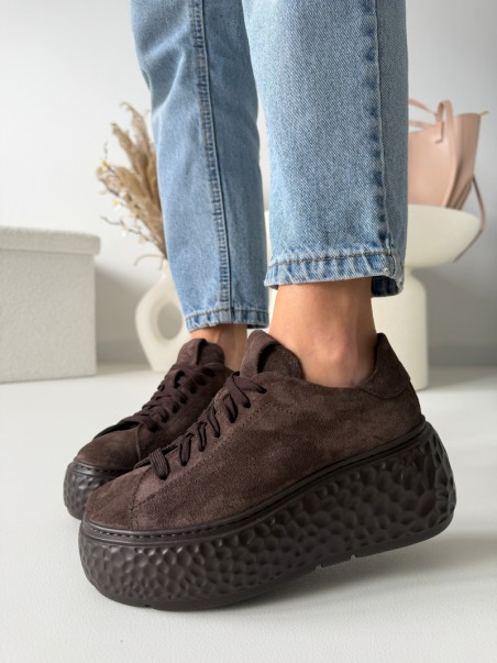 Damskie sneakersy na wyższej podeszwie Evett Varena czekoladowe - zamsz naturalny, polska produkcja