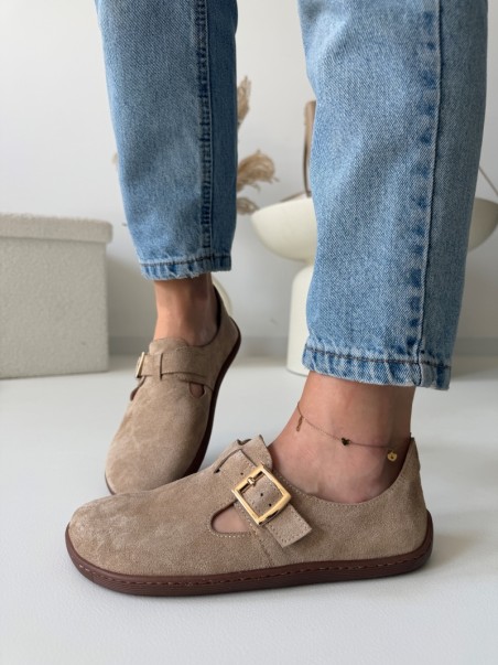 Beżowe zamszowe mokasyny półbuty barefoot damskie ze złotą klamrą, stylizacja z jeansami – Evett Noli