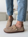 Beżowe zamszowe mokasyny półbuty barefoot damskie ze złotą klamrą, stylizacja z jeansami – Evett Noli