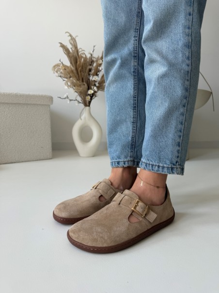 Beżowe zamszowe półbuty barefoot damskie ze złotą klamrą, stylizacja z jeansami – Evett Noli