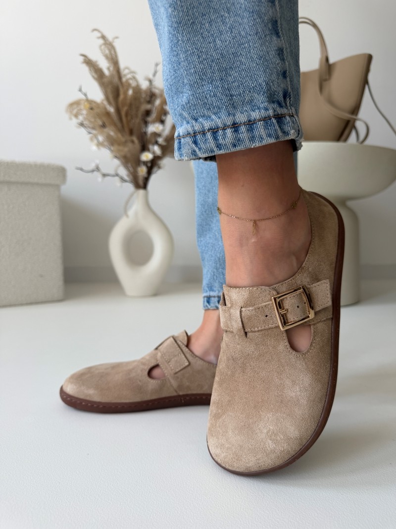 Beżowe zamszowe półbuty barefoot damskie ze złotą klamrą, stylizacja z jeansami – Evett Noli