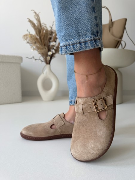 Beżowe zamszowe półbuty barefoot damskie ze złotą klamrą, stylizacja z jeansami – Evett Noli