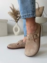 Beżowe zamszowe półbuty barefoot damskie ze złotą klamrą, stylizacja z jeansami – Evett Noli