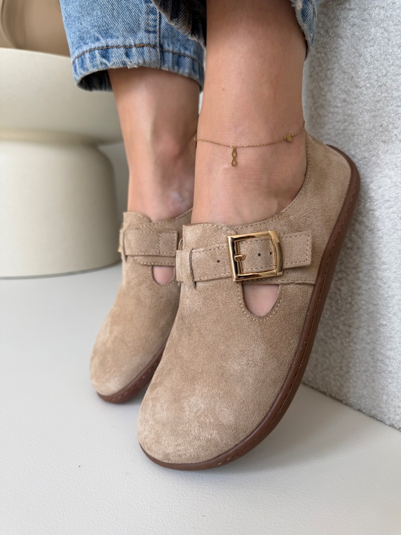Beżowe zamszowe mokasyny półbuty barefoot  damskie ze złotą klamrą, stylizacja z jeansami zbliżenie – Evett Noli