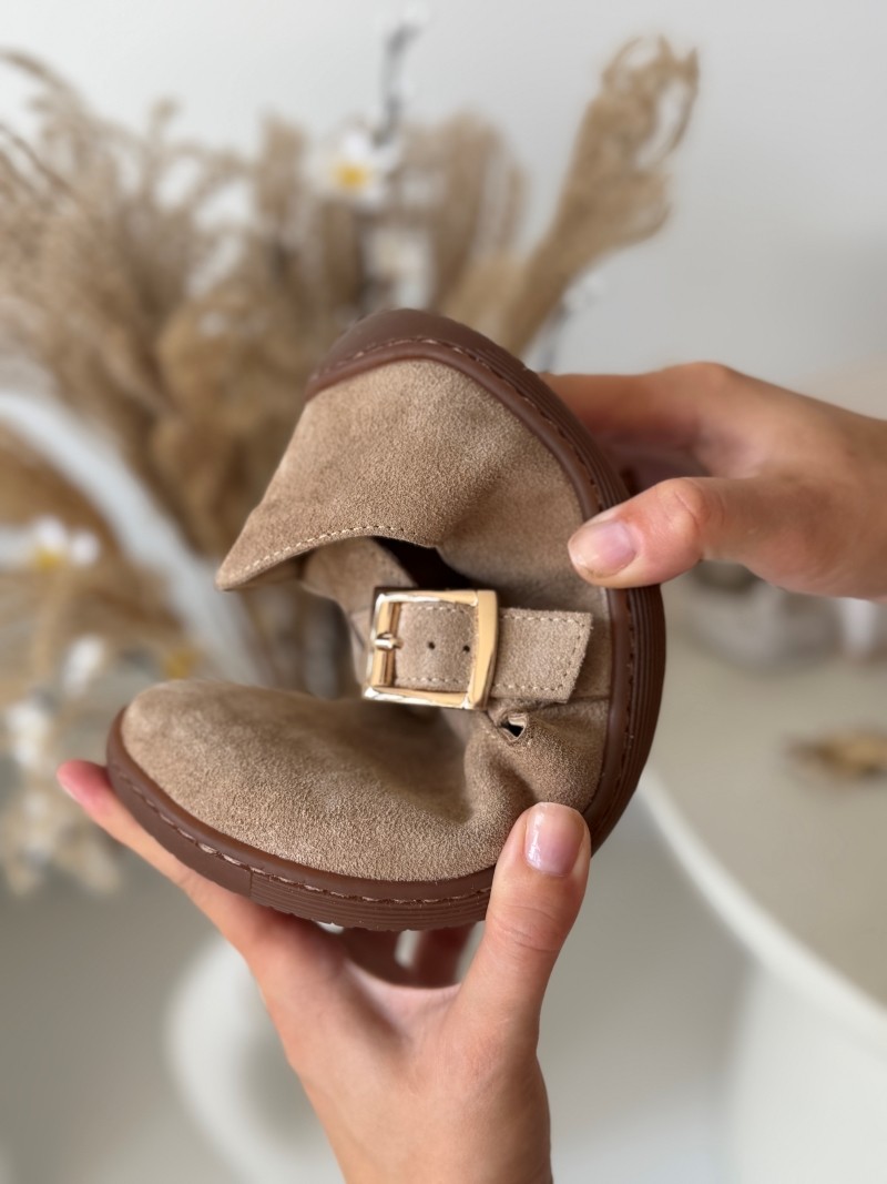 Beżowe zamszowe półbuty barefoot damskie ze złotą klamrą, elastyczna podeszwa, polska produkcja – Evett Noli