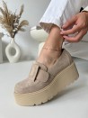 Damskie mokasyny na platformie Evett Bianca beżowe, naturalna skóra zamszowa, Polska produkcja, zbliżenie na buta